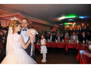 Bakan Yılmaz Yeni Evli Çiftten Dört Çocuk İstedi