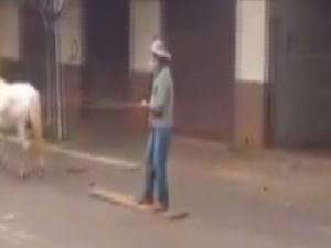 Cadde Üzerinde Atlı Sörf