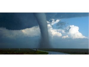 Kasırga Hayatı Felç Etti: 12 Ölü