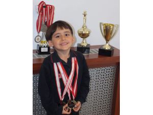 6 Yaşındaki Çocuk Tenis Kortlarında Fırtına Gibi Esti