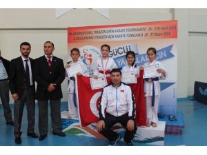Rizeli Karateciler Madalyaları Topladı