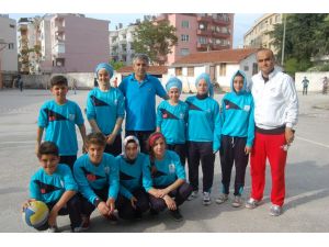 Ortaokullu Voleybolcular Baş Örtüleriyle Sahaya Çıktı