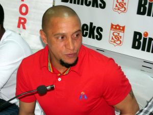Roberto Carlos, İmza Gününde Taraftarlarla Buluştu