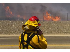 Kaliforniya Hızla İlerleyen Orman Yangınına Teslim