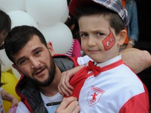 Miniklerden Futbolculara Sevgi Seli
