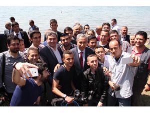 Başbakan Yardımcısı Arınç, Gazetecilerle Selfie Yaptı