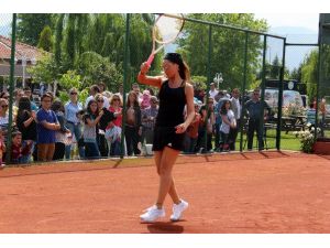 Hülya Avşar Sahalarda