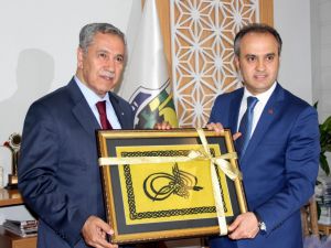 İnegöl Belediye Başkanı, Arınç’a Ahşap Portresini Hediye Etti