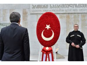 Gül, Gürcistan’da Kahramanlar Anıtı’na Çelenk Bıraktı