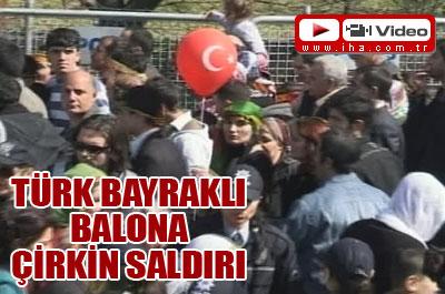 Türk bayraklı balona çirkin saldırı 