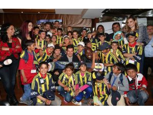 Fenerbahçeli Futbolcular, Depremzede Çocuklarla Bir Araya Geldi