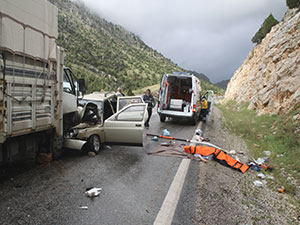 Otomobille Kamyon Çarpıştı: 3 Ölü