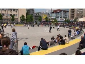 Kosova’da 9 Mayıs Ab Günü Hem Kutlandı Hem Protesto Edildi