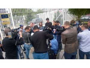 Kutlama Ve Protesto Bir Arada