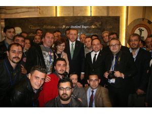 Açılış Yaptı, Hatıra Fotoğrafı Çektirdi