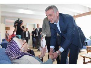 İbrahim Hacıosmanoğlu, Anneler Günü Dolaysıyla Trabzon Huzurevini Ziyaret Etti