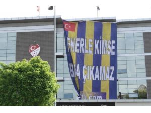 Federasyon Binasına Dev F.bahçe Bayrağı Astılar