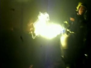 Yanmakta Olan Tüpleri Elleriyle Taşıdı