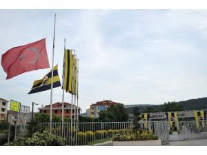 Büyükler Bayrakları Yarıya İndirdi