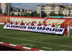 Baretlerle Sahaya Çıktılar