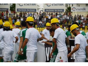 Yeni Malatyasporlu Futbolcular Sahaya Baretle Çıktı