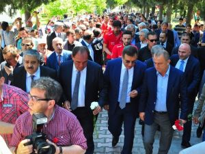 A Milli Takım Ve Tff Yönetim Kurulu Maden Şehitliğinde
