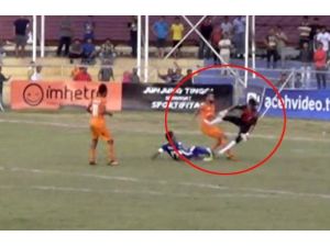 Yeşil Sahada Öldüren Tekme