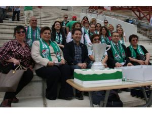 Kadın Taraftarlar Bursaspor’un Şampiyonluğunun 4. Yılını Kutladı