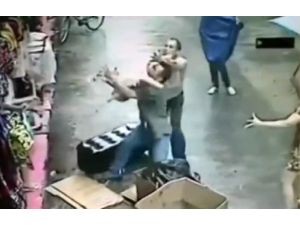 İkinci Kattan Düşen Küçük Çocuğu Böyle Kurtardı