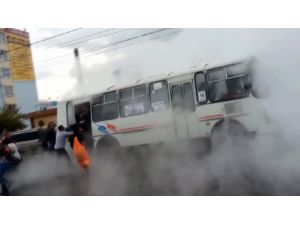 Yol Çöktü, Otobüstekiler Haşlandı: 13 Yaralı