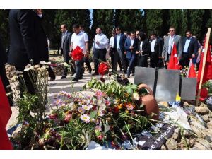 Şehitliği Gezdi, Şehit Ailesini Ziyaret Etti