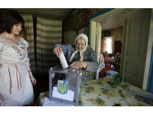 Ukrayna Sandık Başında