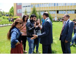 İki Bakanın Katıldığı Program Sonrasında Öğrenciler Protesto Gösterisi Yaptı