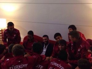 Arda Turan’dan U16 Milli Takımı’na Ziyaret