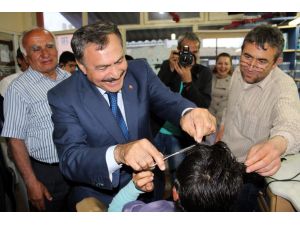 Bakan Eroğlu Girdiği Berber Dükkanında Bir Çocuğu Tıraş Etti