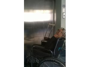 Asansörler Bakımda Olunca Görevlilerin Yardımıyla Yukarı Çıkartıldı