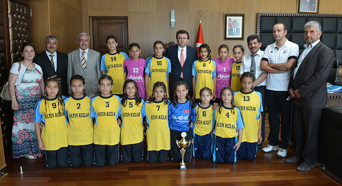 Şampiyon Hentbolculardan Başkan Erkoç’a Ziyaret