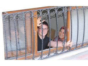 Yüzünün Gülmesi İçin Yardıma İhtiyacı Var