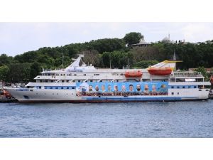 Mavi Marmara’ya Şehitlerin Fotoğrafları Asıldı