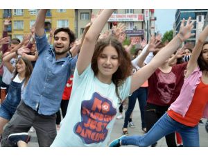 Yüzlerce Öğrenci Sokakta Dans Etti