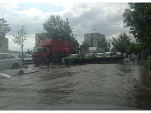 Şiddetli Yağış Yolları Göle Çevirdi