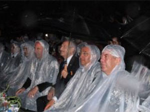 Konseri Yağmur Altında İzledi