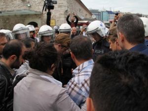 Taksim’de Cnn Muhabirine Pasaport Kontrolü