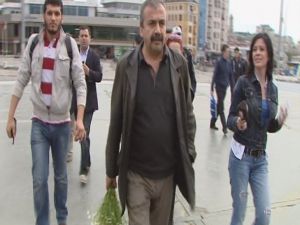 Gezi Parkı’na Çiçek Bıraktı