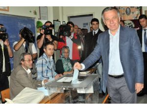 Yalovada Ak Parti Ve Chp Adayları Oylarını Kullandı