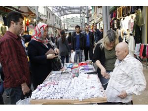 Yarım Asırdır Görmeden Satış Yapıyor