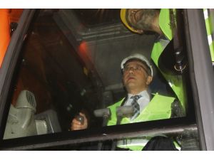 Baretini Takan Bakan Elvan, İş Makinesiyle Duvar Deldi