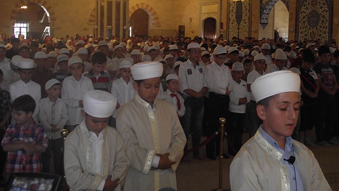 3 Bin Çocuk Namaza Başladı
