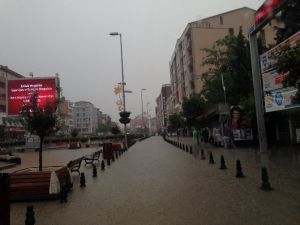 Alt Geçit Göle Döndü