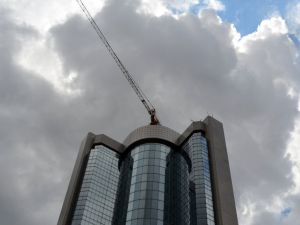 35 Katlı Otelin Tepesinde Unutulan Vinci İndirme Çalışmaları Başladı
